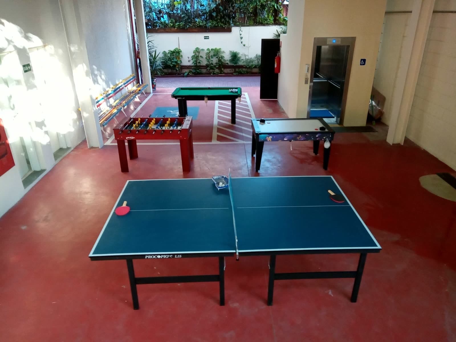 Espaço Convivência com mesas de pingue-pongue e pebolim