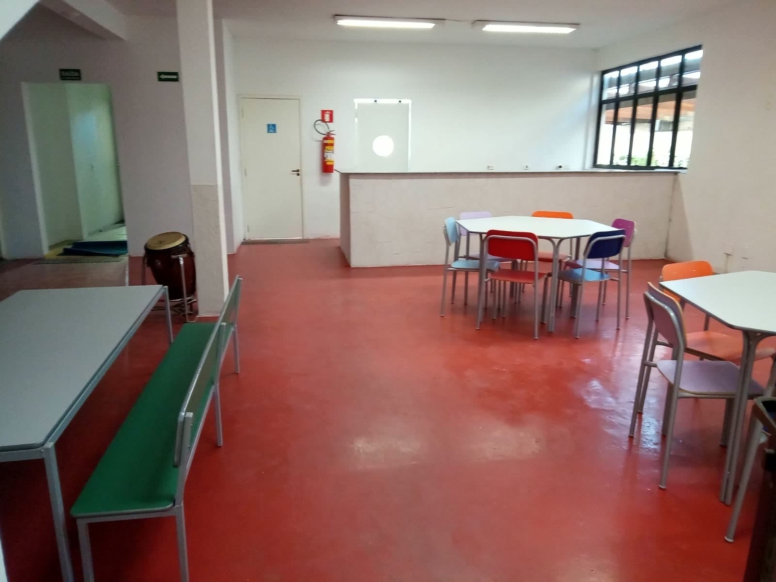 Espaço Gourmet com mesas, bancos e balcão